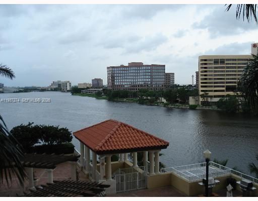 出租: $2,400 (2 贝兹, 2 浴室, 923 平方英尺)