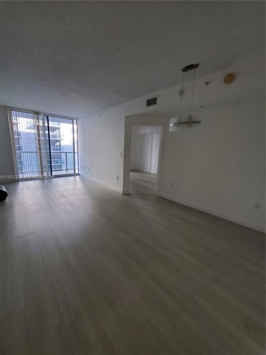 出租: $2,400 (2 贝兹, 2 浴室, 923 平方英尺)