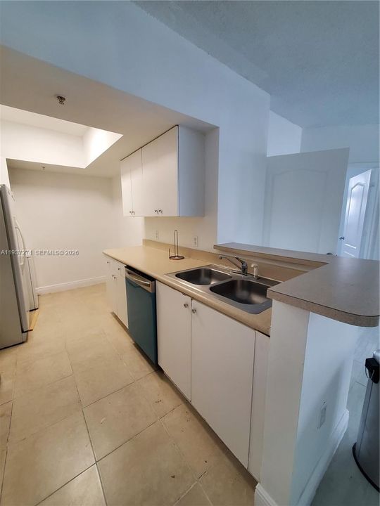 出租: $2,400 (2 贝兹, 2 浴室, 923 平方英尺)