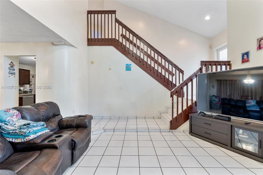 En Venta: $710,000 (4 camas, 3 baños, 2506 Pies cuadrados)