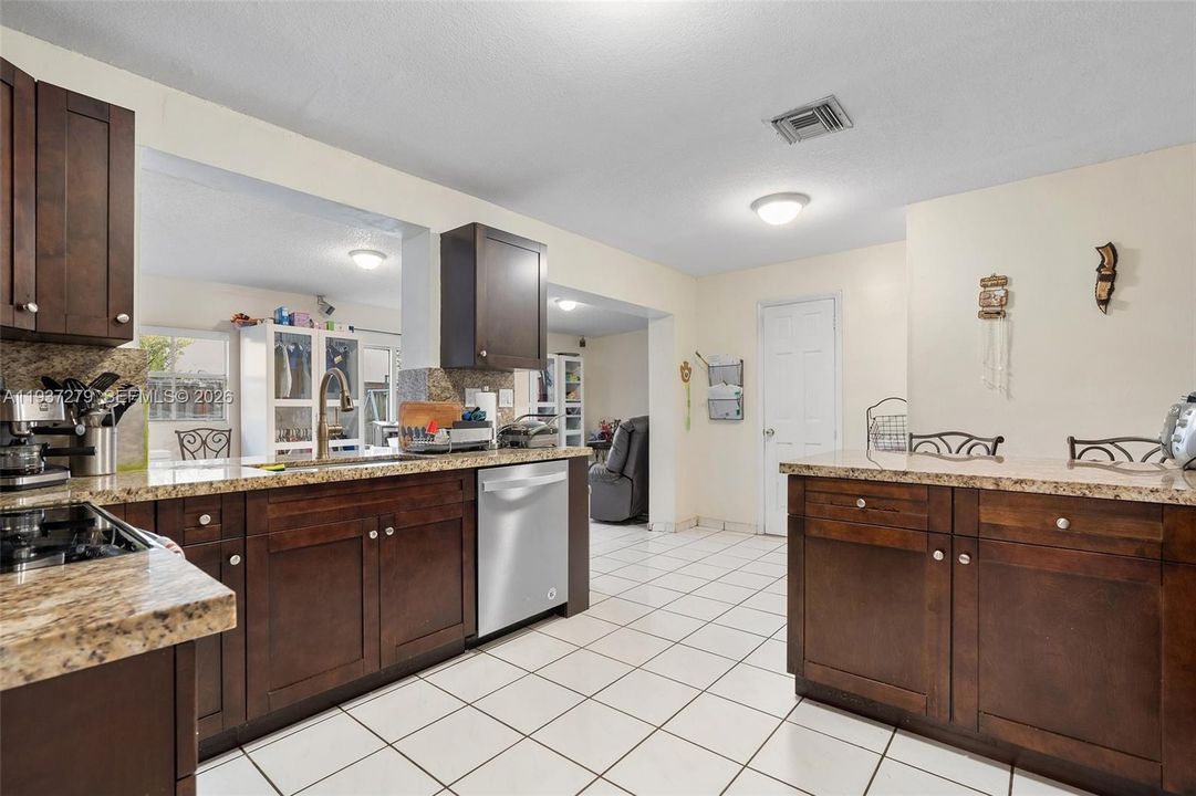 En Venta: $710,000 (4 camas, 3 baños, 2506 Pies cuadrados)