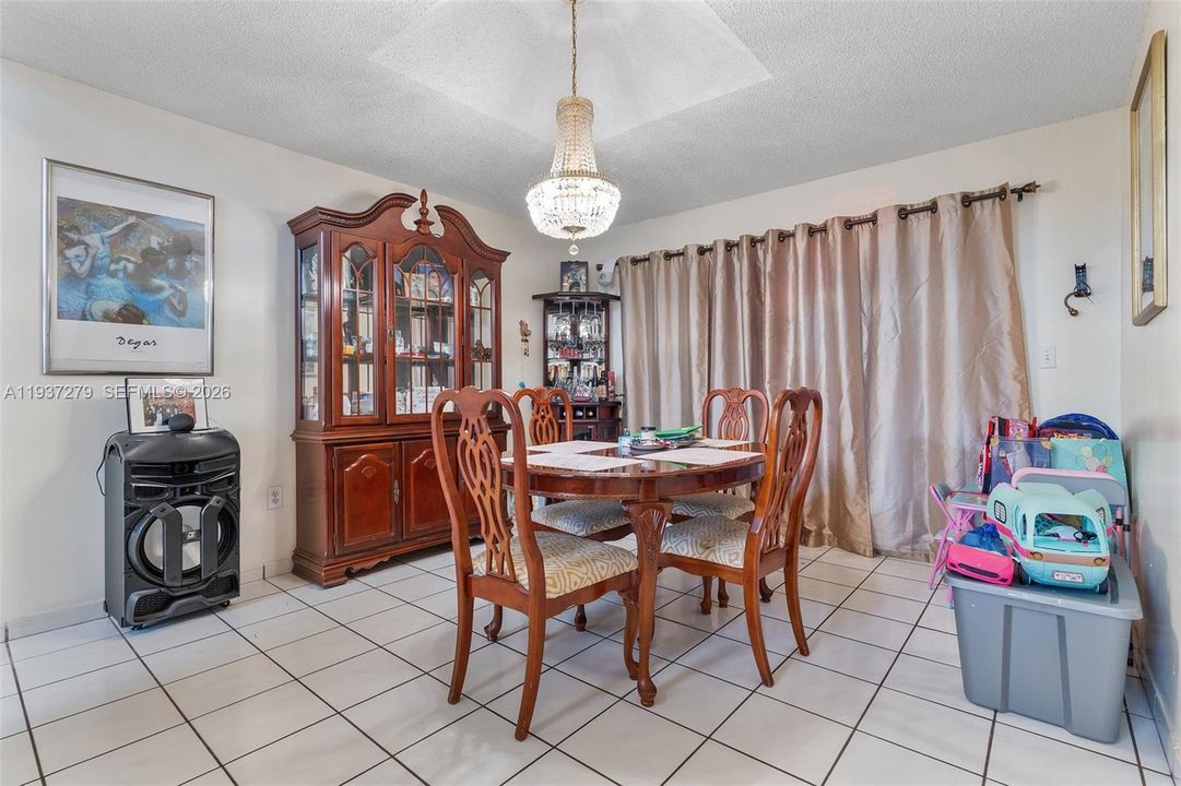 En Venta: $710,000 (4 camas, 3 baños, 2506 Pies cuadrados)