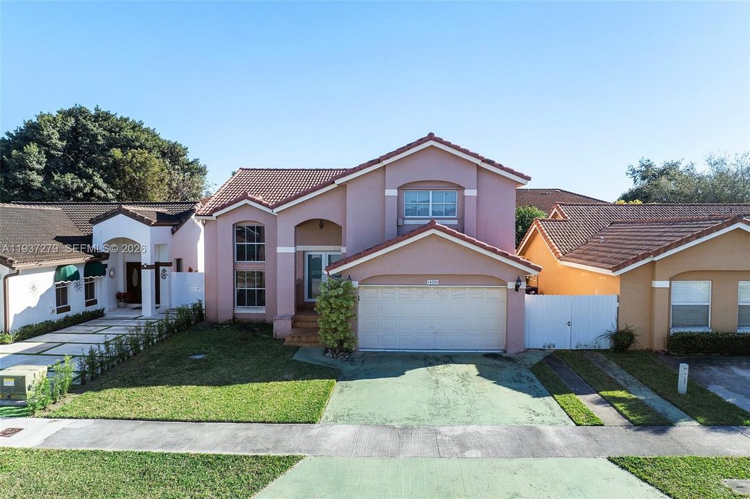 En Venta: $710,000 (4 camas, 3 baños, 2506 Pies cuadrados)