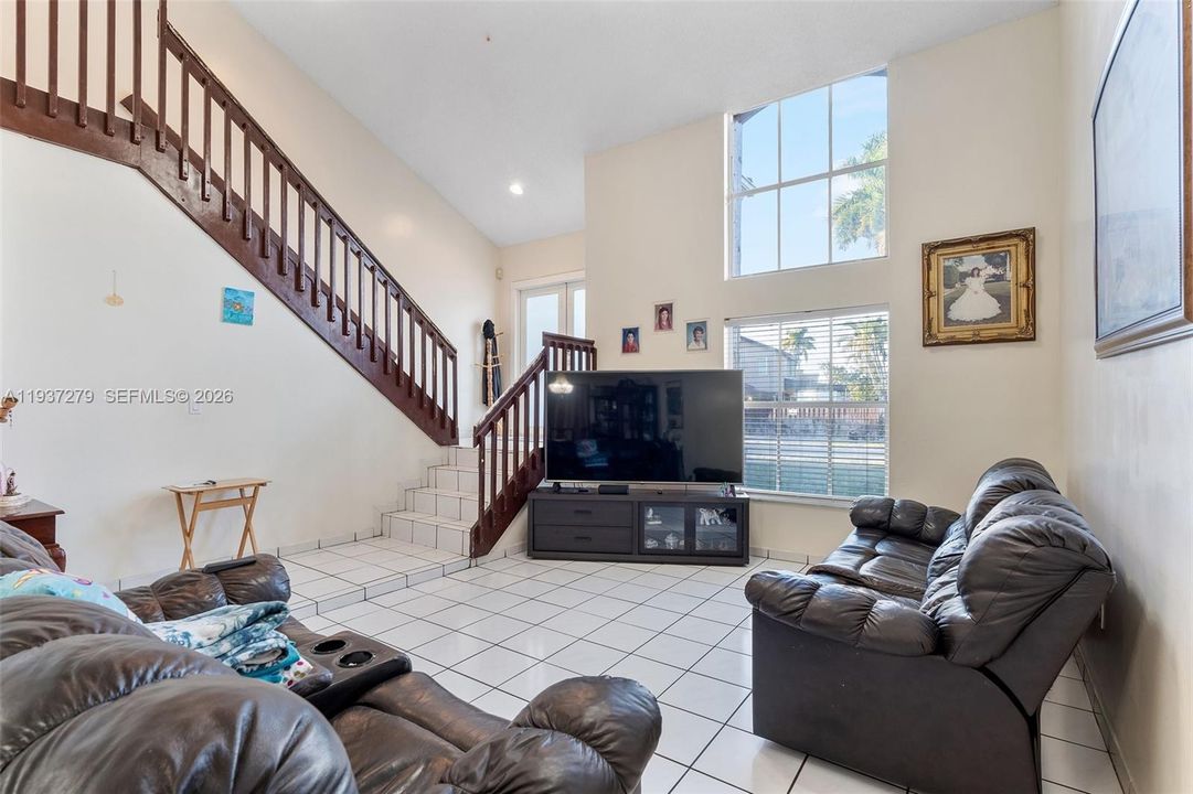 En Venta: $710,000 (4 camas, 3 baños, 2506 Pies cuadrados)