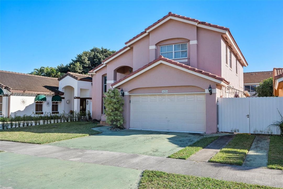 En Venta: $710,000 (4 camas, 3 baños, 2506 Pies cuadrados)