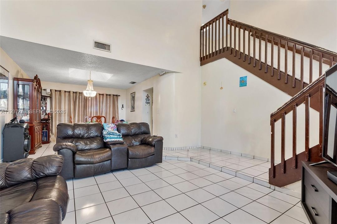 En Venta: $710,000 (4 camas, 3 baños, 2506 Pies cuadrados)