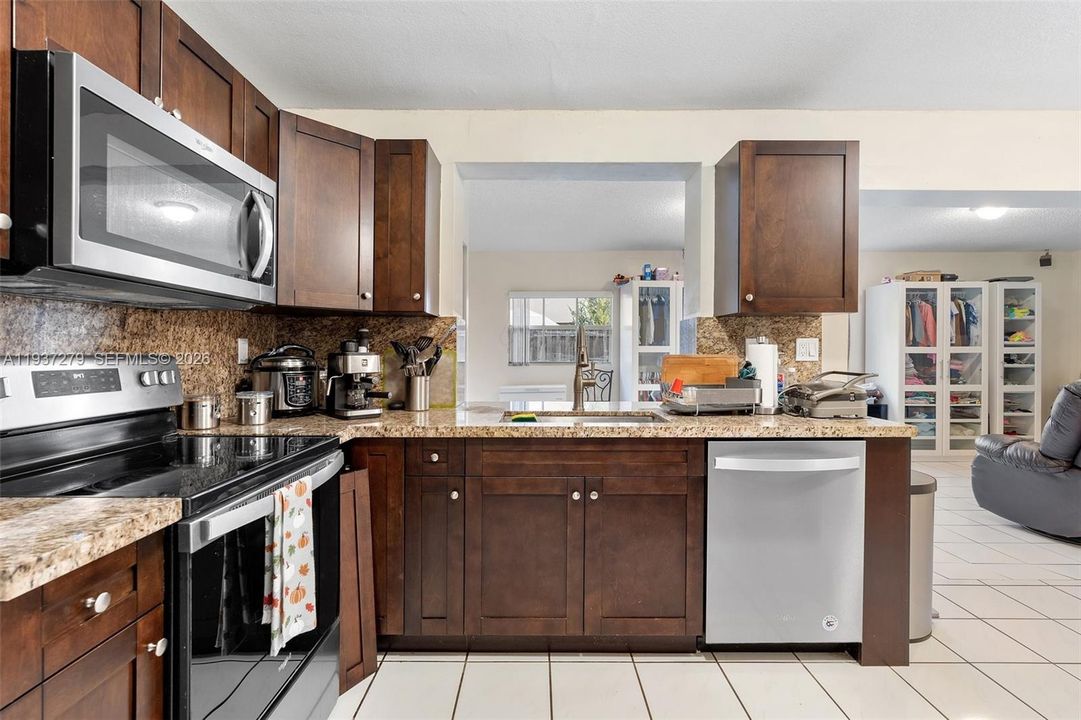 En Venta: $710,000 (4 camas, 3 baños, 2506 Pies cuadrados)