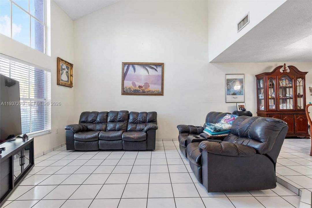 En Venta: $710,000 (4 camas, 3 baños, 2506 Pies cuadrados)