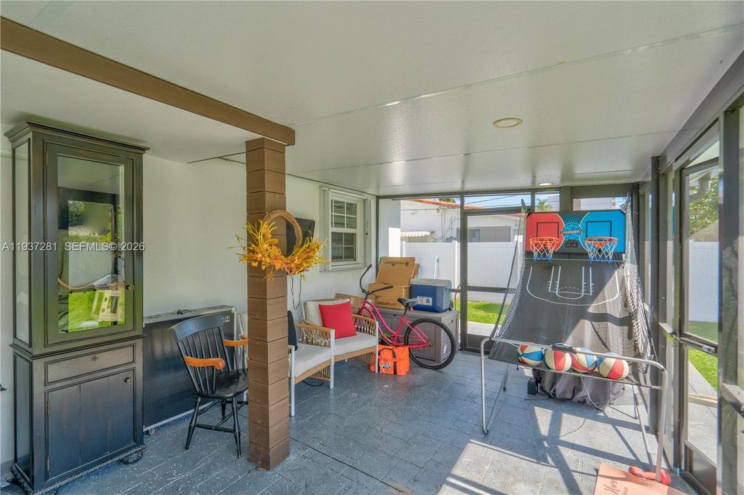 For Sale: $749,000 (4 beds, 2 baths, 1926 Square Feet)