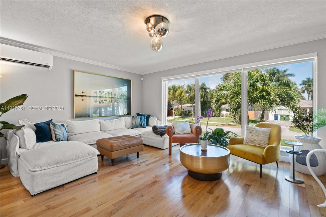 For Sale: $749,000 (4 beds, 2 baths, 1926 Square Feet)