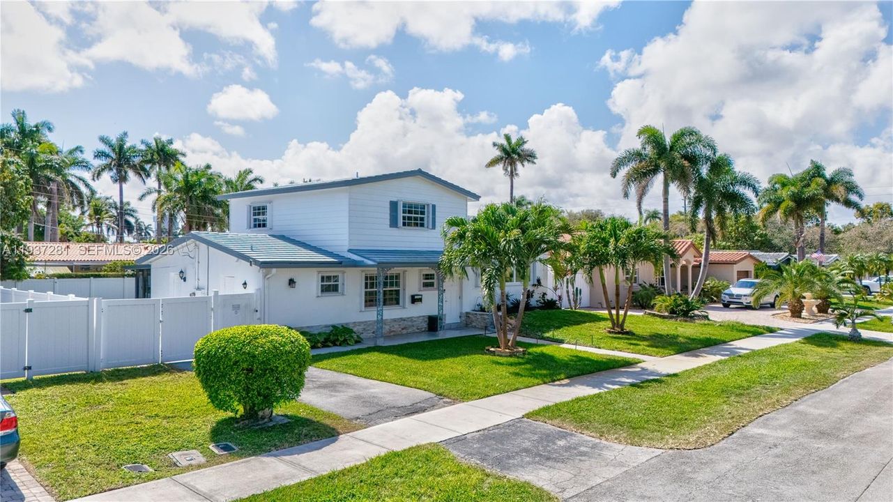 For Sale: $749,000 (4 beds, 2 baths, 1926 Square Feet)