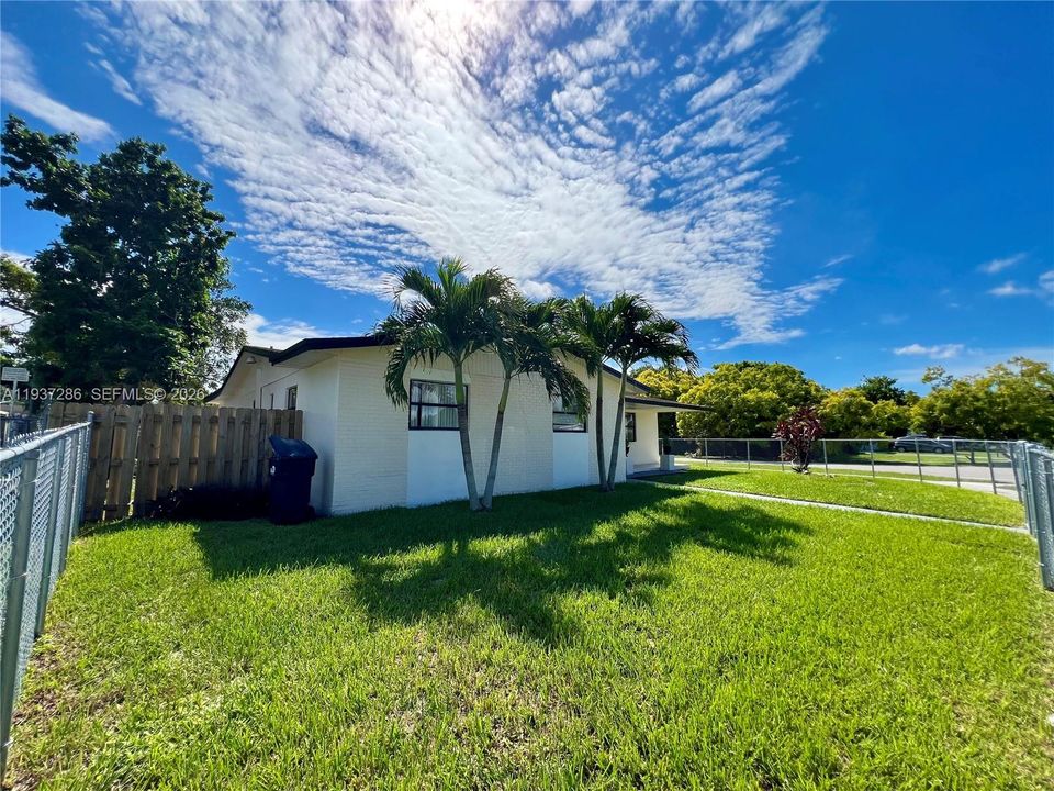 For Rent: $3,500 (3 beds, 2 baths, 2117 Square Feet)