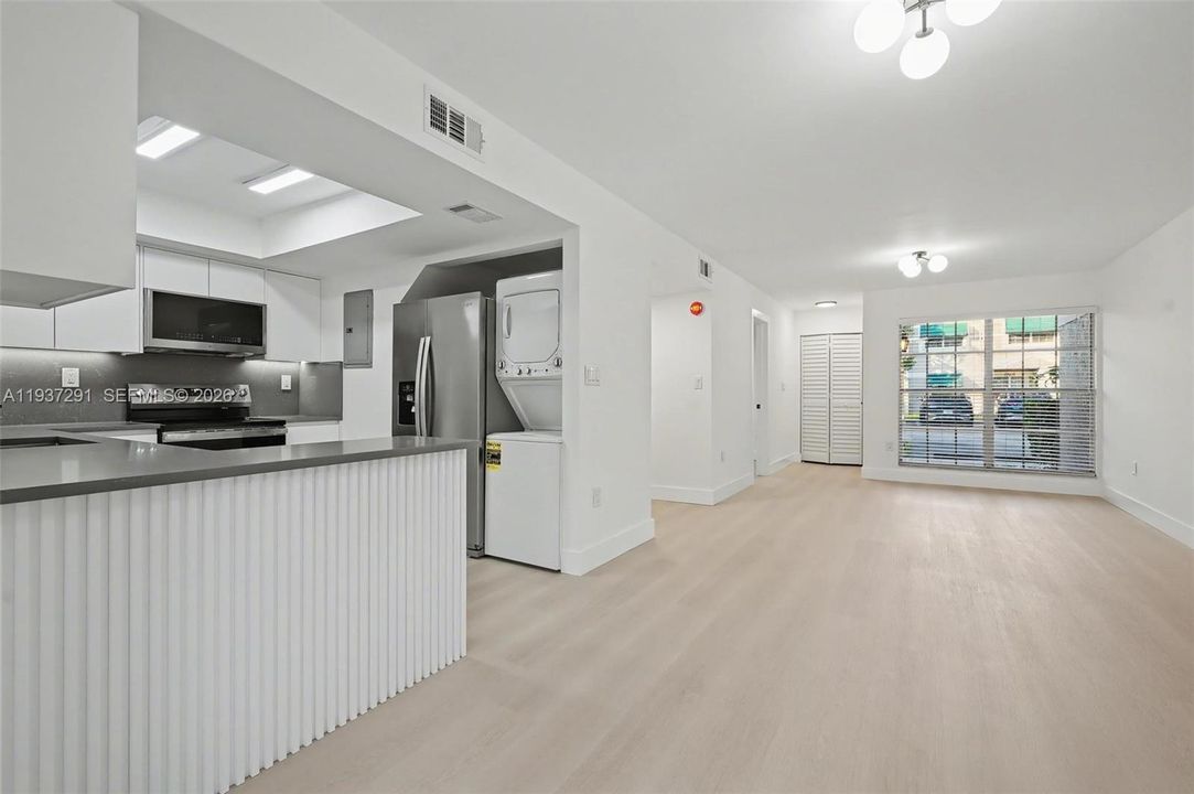 出租: $3,600 (3 贝兹, 2 浴室, 1302 平方英尺)