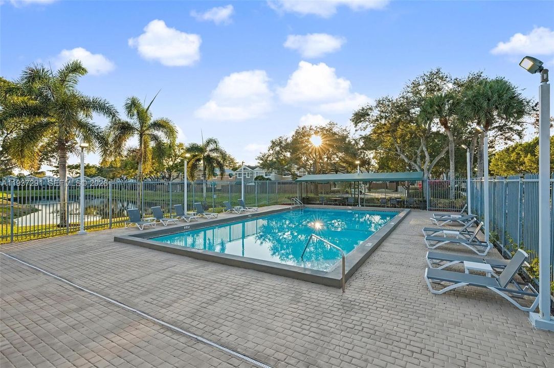 出租: $3,600 (3 贝兹, 2 浴室, 1302 平方英尺)