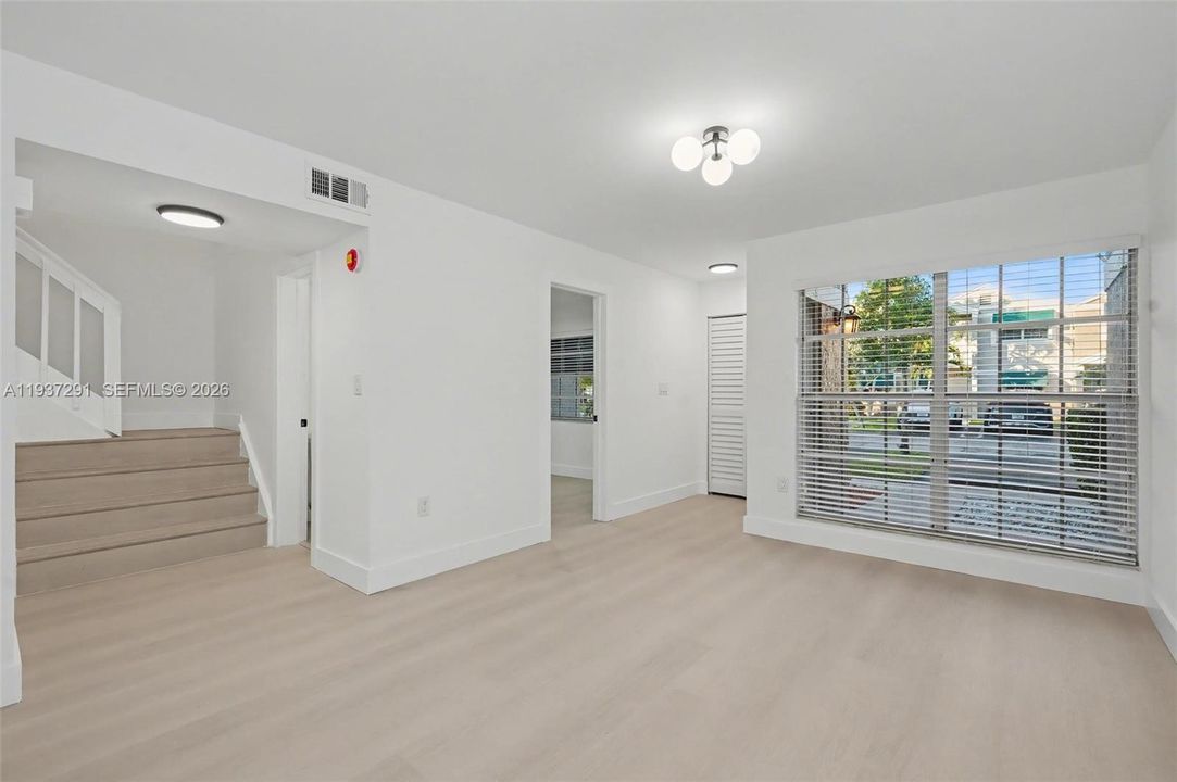 出租: $3,600 (3 贝兹, 2 浴室, 1302 平方英尺)