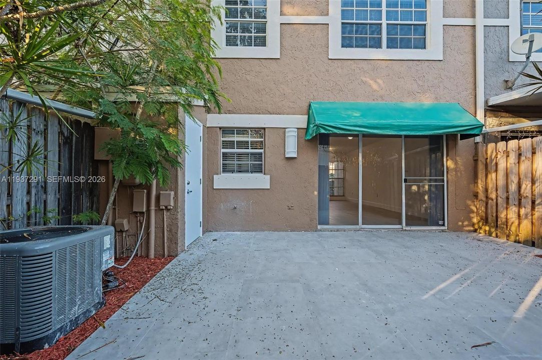 出租: $3,600 (3 贝兹, 2 浴室, 1302 平方英尺)