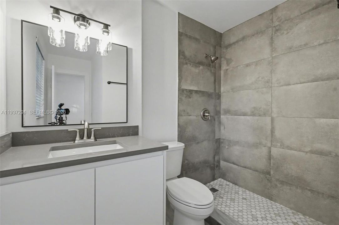 出租: $3,600 (3 贝兹, 2 浴室, 1302 平方英尺)