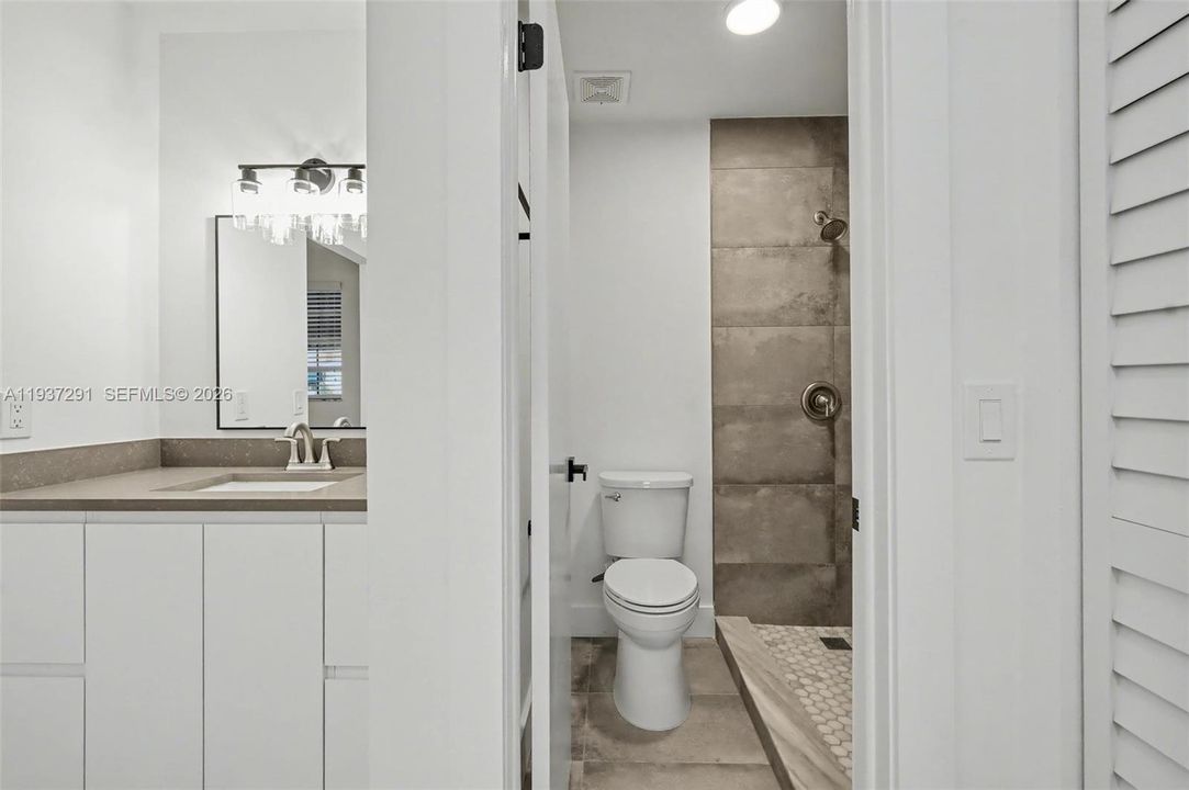 出租: $3,600 (3 贝兹, 2 浴室, 1302 平方英尺)