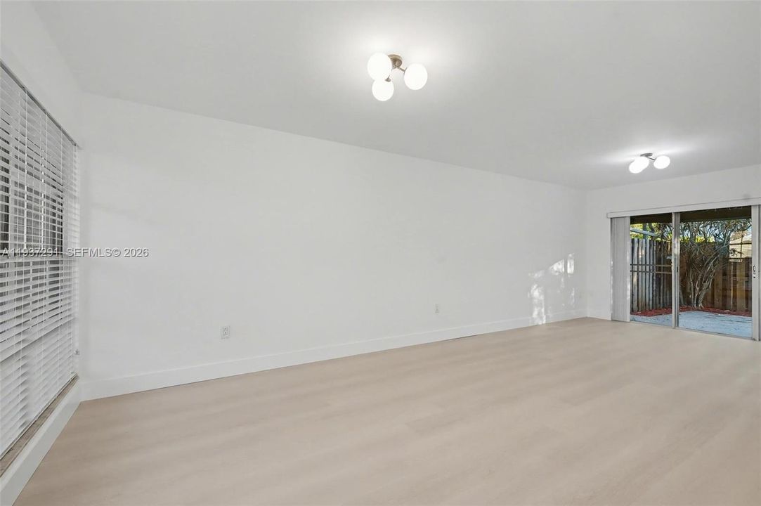 出租: $3,600 (3 贝兹, 2 浴室, 1302 平方英尺)