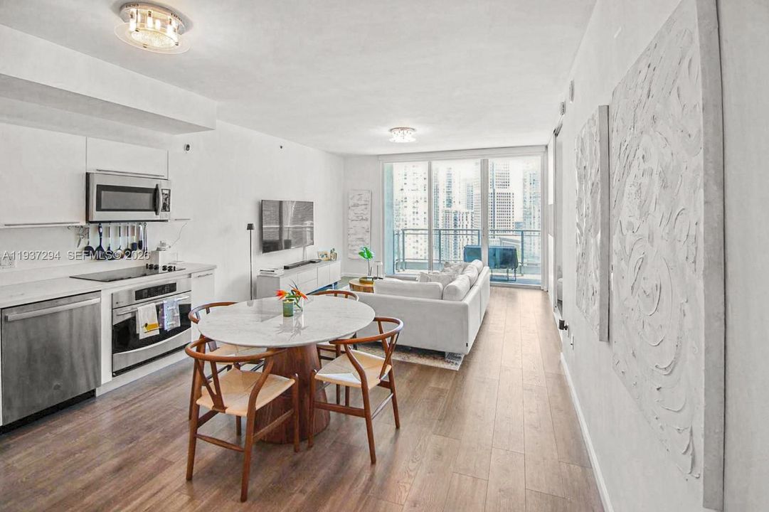 出租: $3,000 (1 贝兹, 1 浴室, 846 平方英尺)