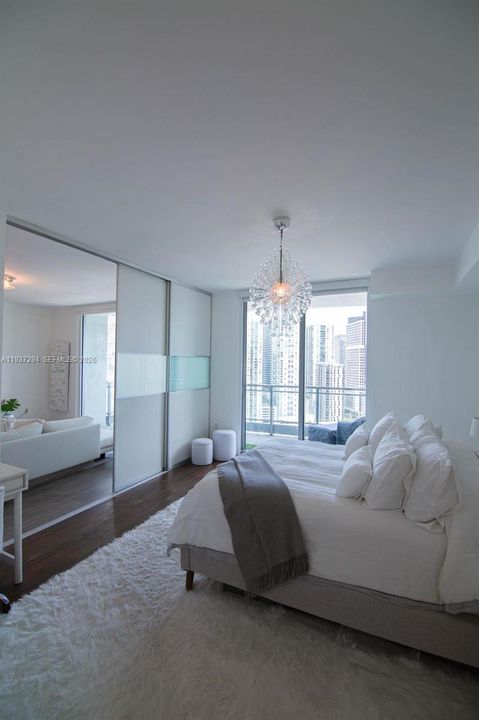 出租: $3,000 (1 贝兹, 1 浴室, 846 平方英尺)