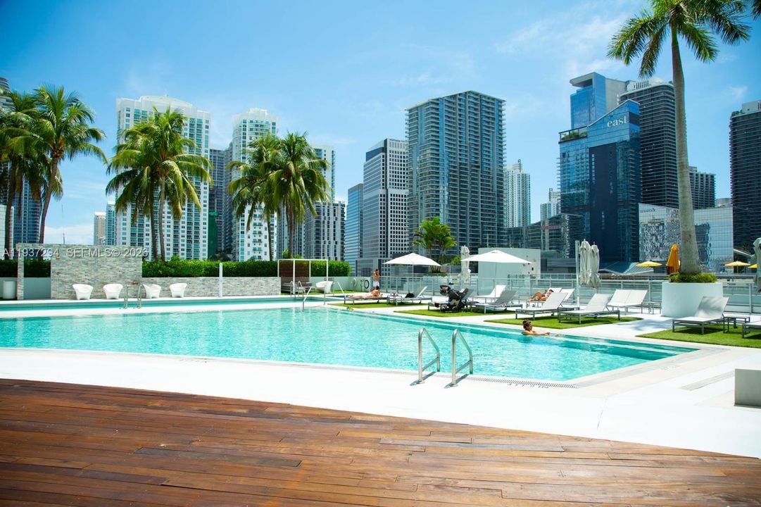 出租: $3,000 (1 贝兹, 1 浴室, 846 平方英尺)