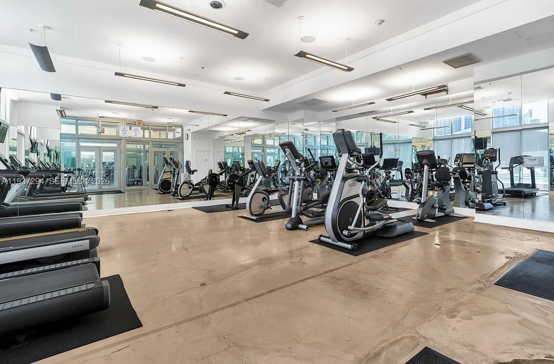 出租: $3,000 (1 贝兹, 1 浴室, 846 平方英尺)