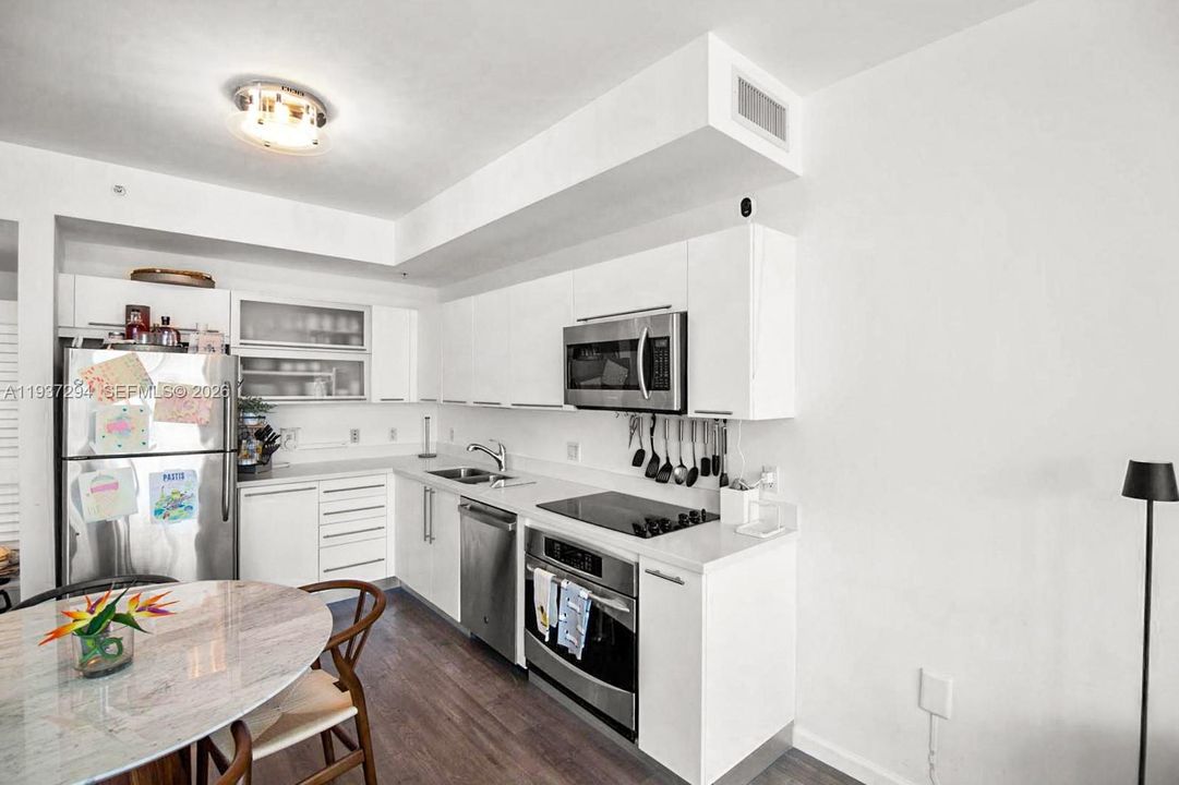 出租: $3,000 (1 贝兹, 1 浴室, 846 平方英尺)