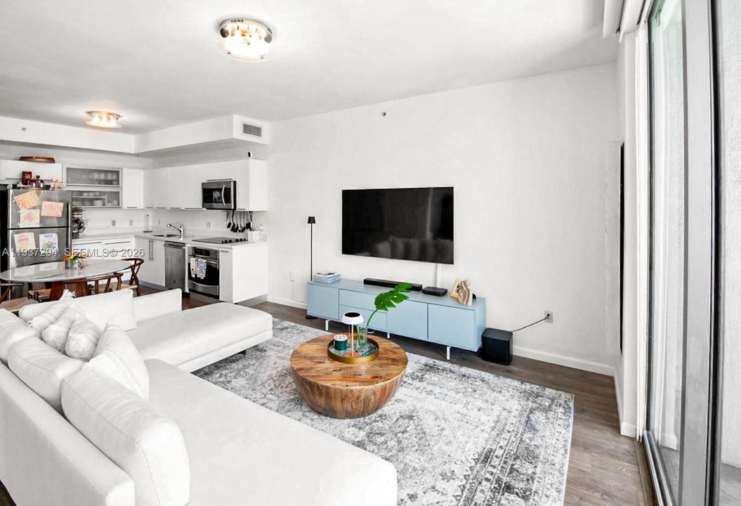 出租: $3,000 (1 贝兹, 1 浴室, 846 平方英尺)