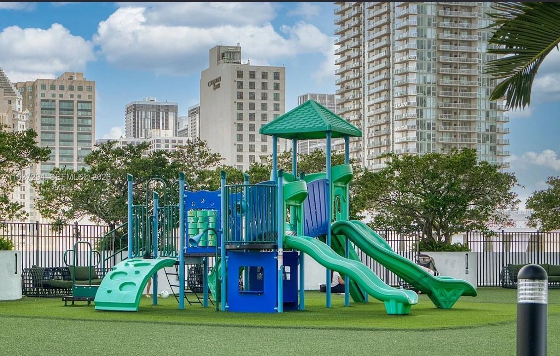 出租: $3,000 (1 贝兹, 1 浴室, 846 平方英尺)