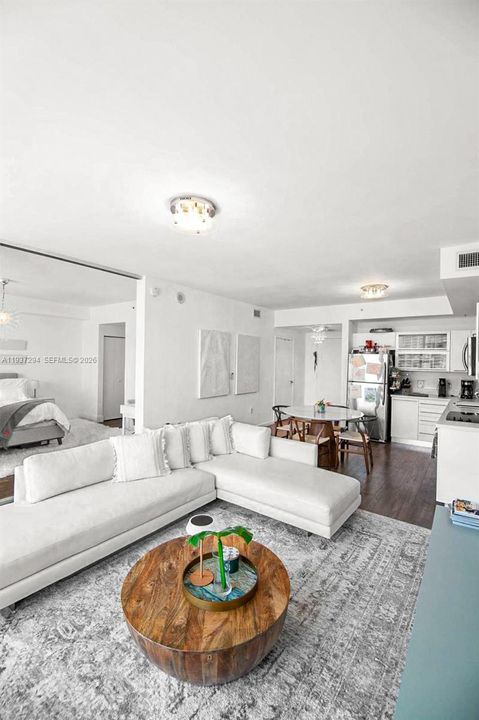 出租: $3,000 (1 贝兹, 1 浴室, 846 平方英尺)