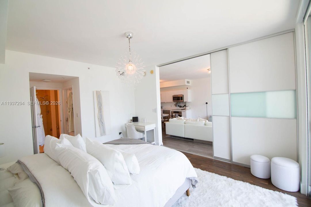 出租: $3,000 (1 贝兹, 1 浴室, 846 平方英尺)