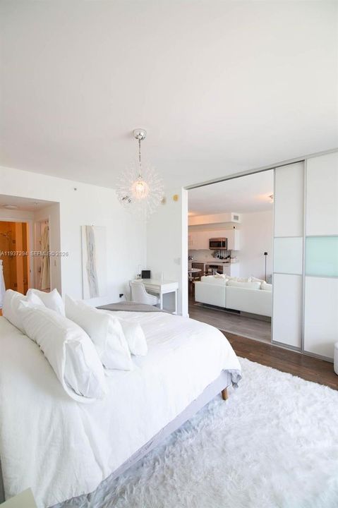 出租: $3,000 (1 贝兹, 1 浴室, 846 平方英尺)