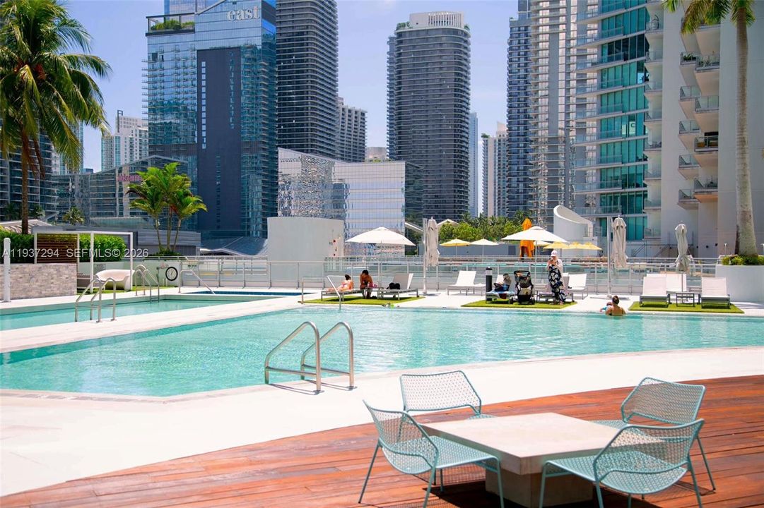 出租: $3,000 (1 贝兹, 1 浴室, 846 平方英尺)