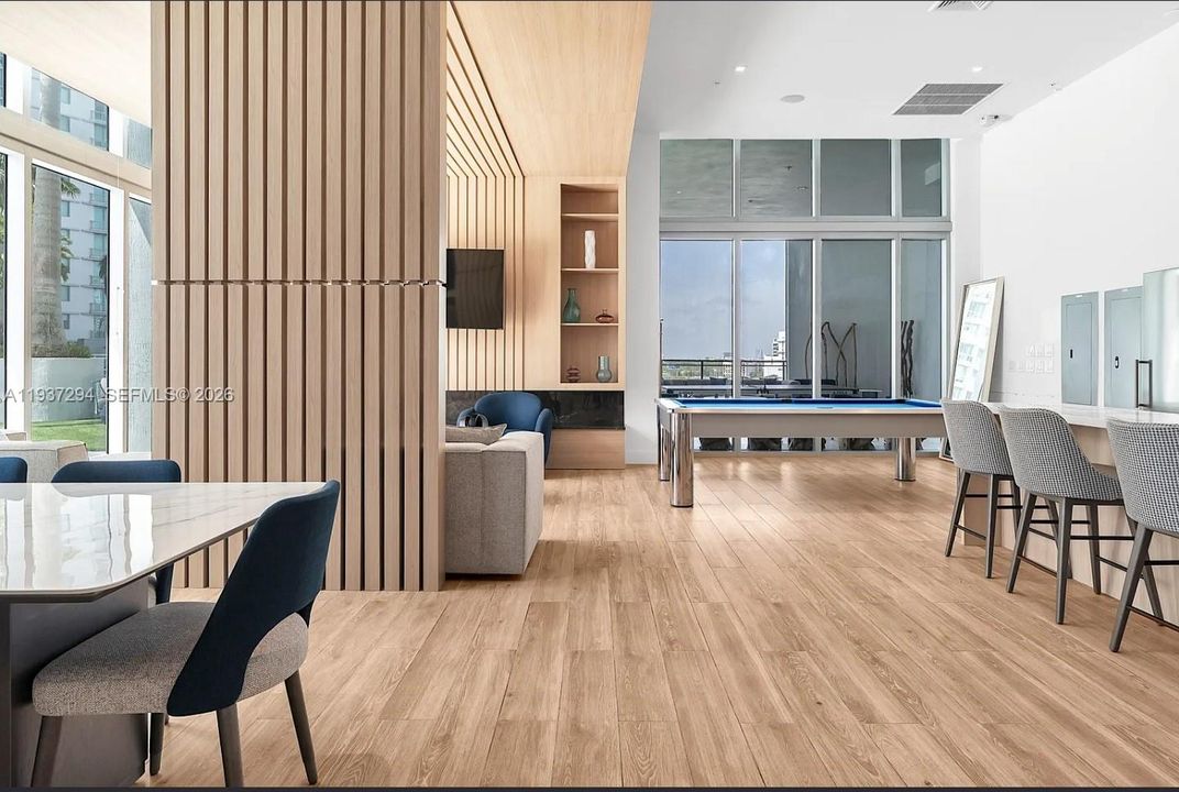 出租: $3,000 (1 贝兹, 1 浴室, 846 平方英尺)