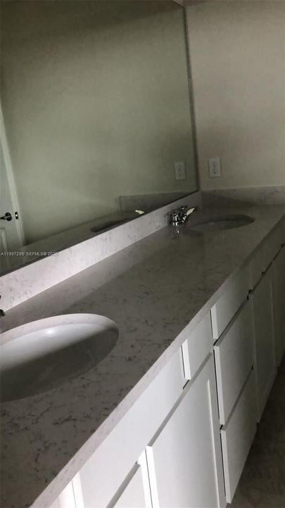 出租: $3,900 (4 贝兹, 2 浴室, 2384 平方英尺)