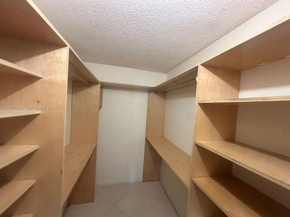 For Rent: $2,250 (2 beds, 2 baths, 887 Square Feet)