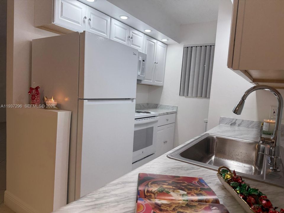 For Rent: $2,250 (2 beds, 2 baths, 887 Square Feet)