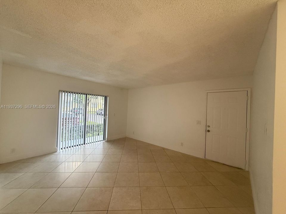 For Rent: $2,250 (2 beds, 2 baths, 887 Square Feet)