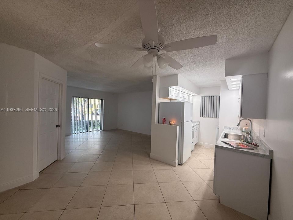 For Rent: $2,250 (2 beds, 2 baths, 887 Square Feet)