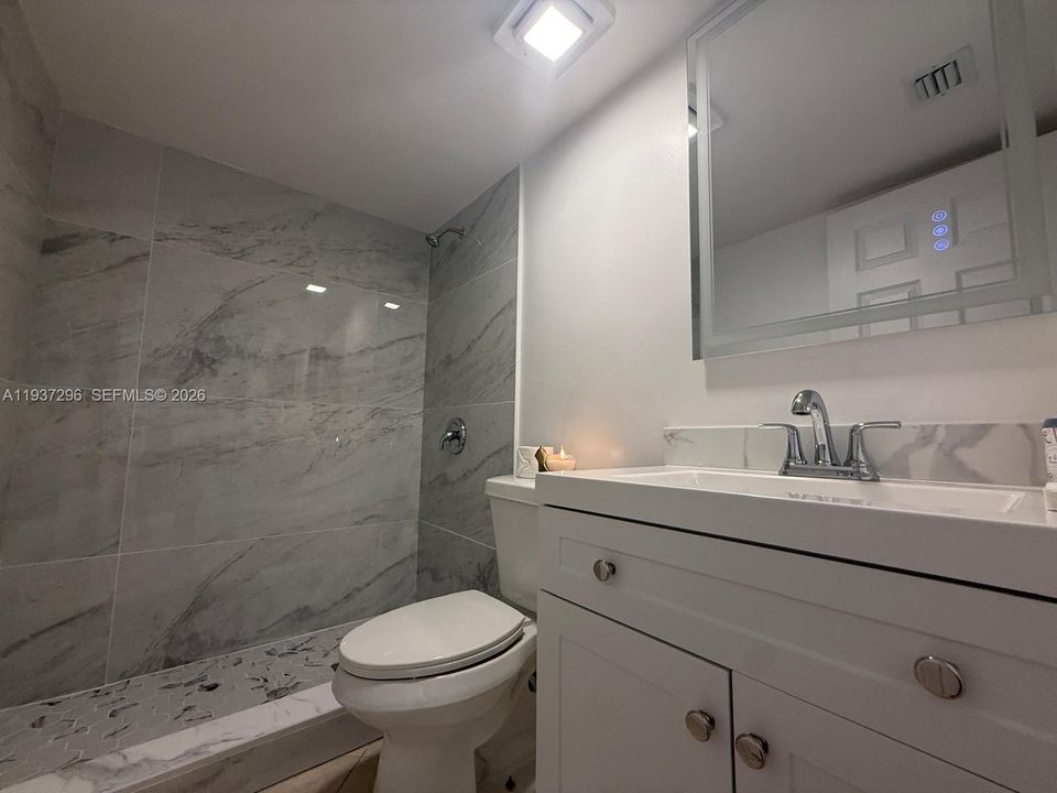 For Rent: $2,250 (2 beds, 2 baths, 887 Square Feet)