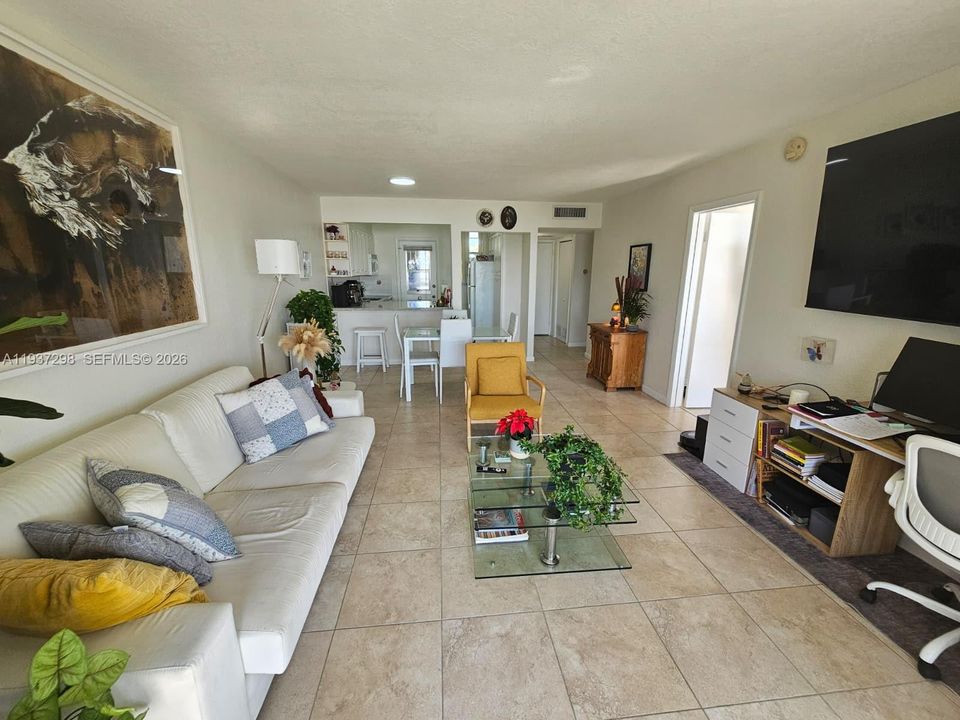 For Rent: $1,750 (1 beds, 1 baths, 768 Square Feet)