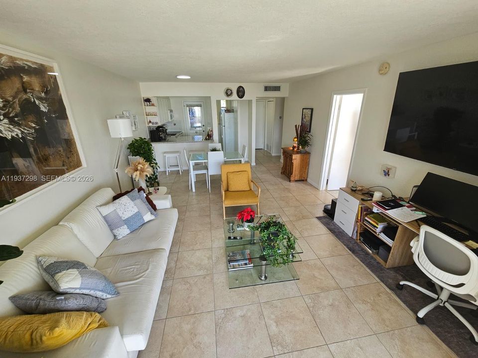 For Rent: $1,750 (1 beds, 1 baths, 768 Square Feet)