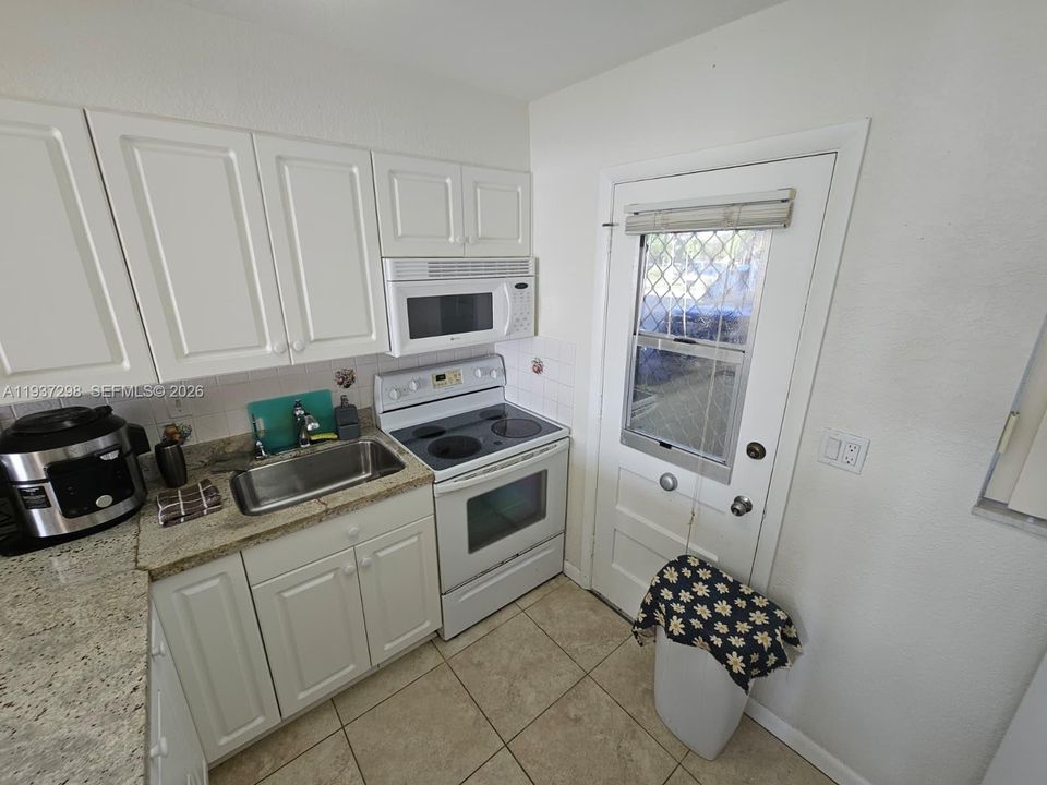 For Rent: $1,750 (1 beds, 1 baths, 768 Square Feet)