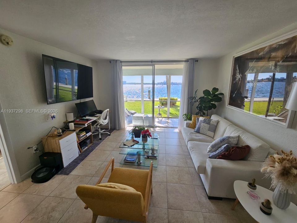 For Rent: $1,750 (1 beds, 1 baths, 768 Square Feet)