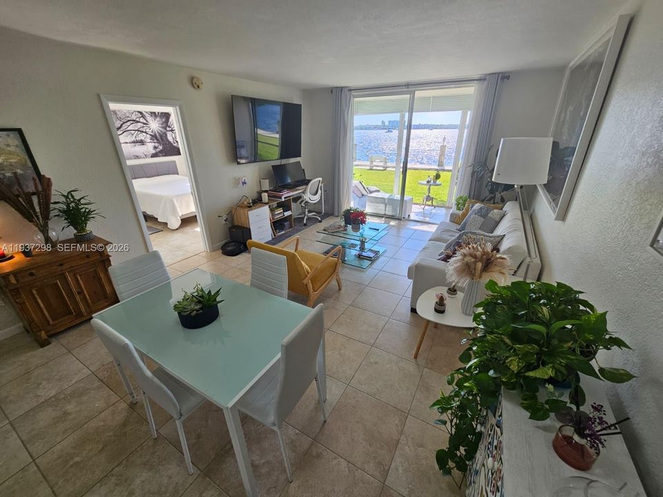 For Rent: $1,750 (1 beds, 1 baths, 768 Square Feet)