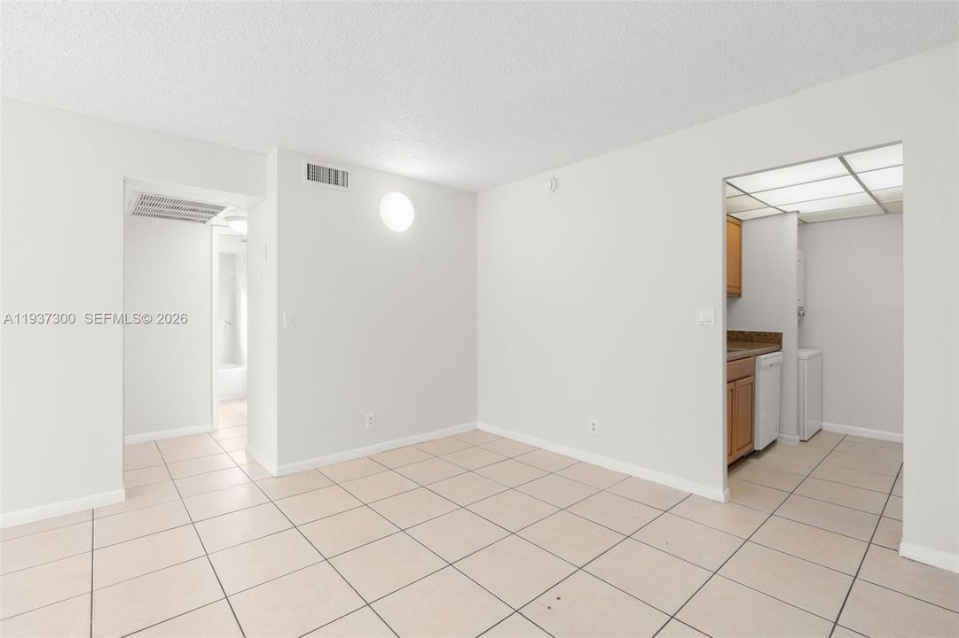 合同活跃: $1,775 (2 贝兹, 2 浴室, 768 平方英尺)