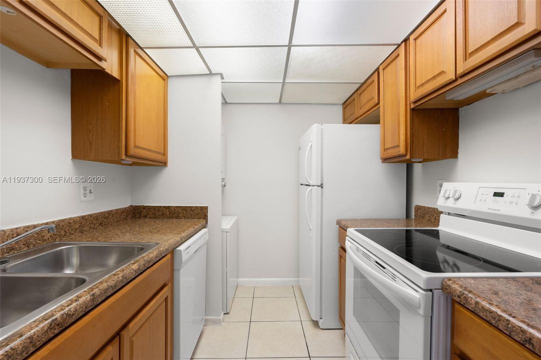 合同活跃: $1,775 (2 贝兹, 2 浴室, 768 平方英尺)