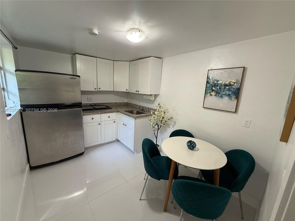 For Rent: $1,700 (1 beds, 1 baths, 2351 Square Feet)