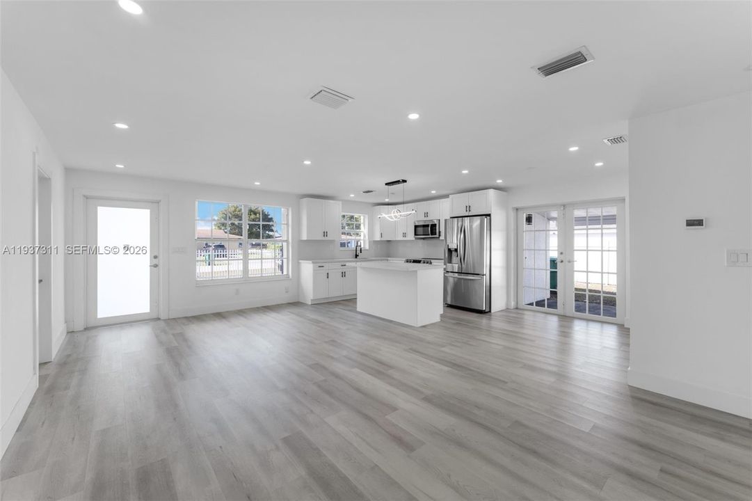 En Venta: $580,000 (4 camas, 2 baños, 1531 Pies cuadrados)